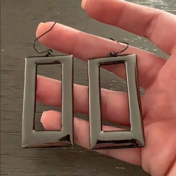 Gray rectangular earrings - Picture 2 of 2